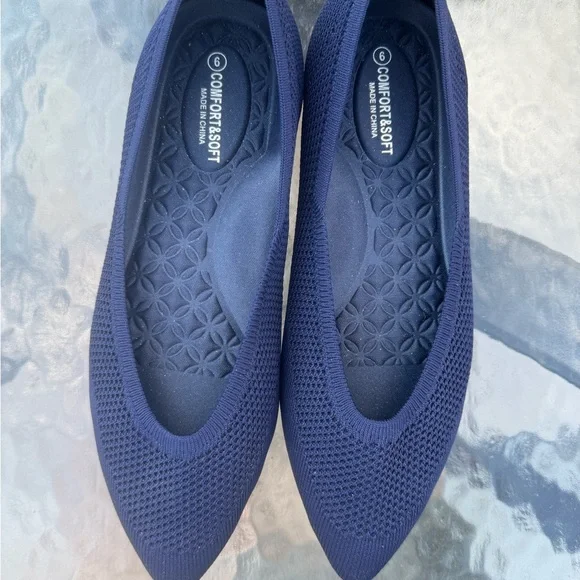 2 Women's Pointed-Toe Flats in Navy and Black 9 Like New - Picture 3 of 12